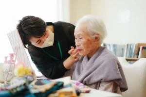 高齢者エステ向け化粧品の提供で、介護美容セラピストの「続けたい」を支える。